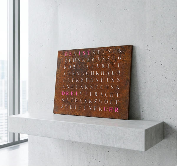 Jupiter WordClock auf einem Regal