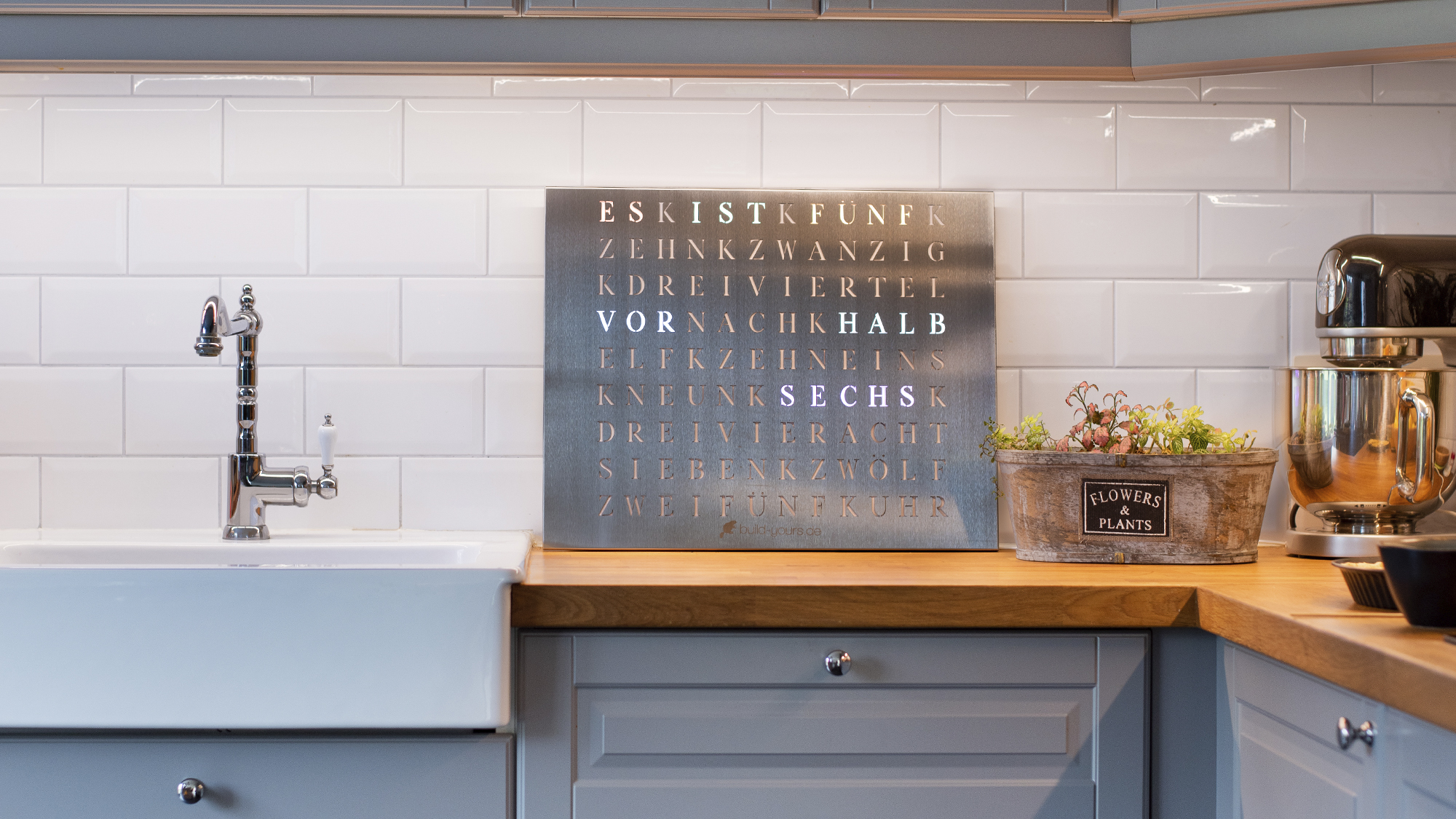 Wortuhr aus Edelstahl in einer Küche