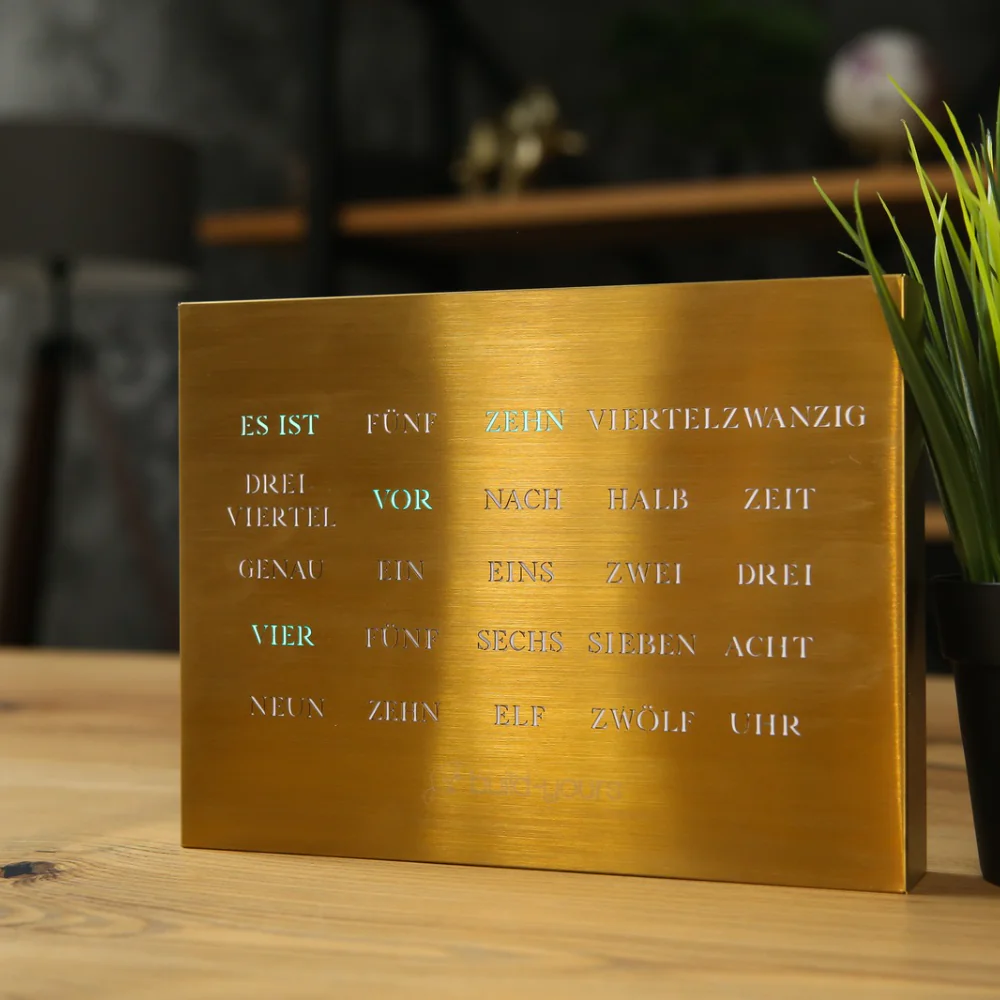 BoxClock Edelstahl gelasert in Gold closeup