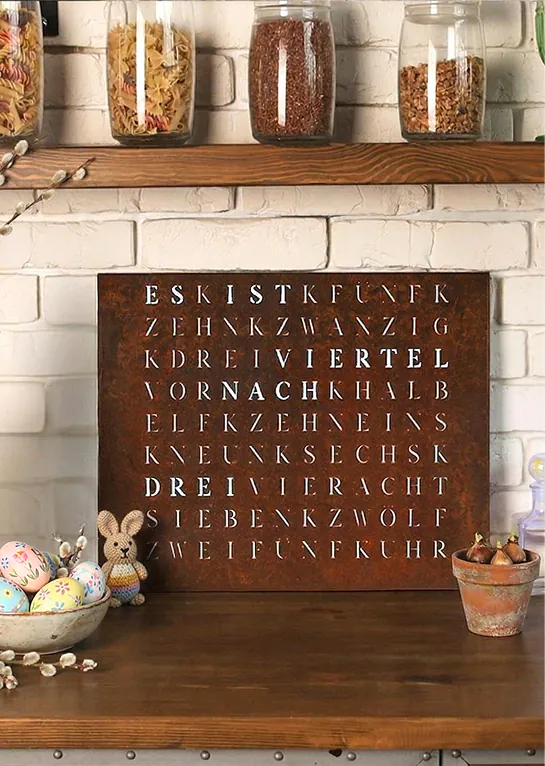WordClock Jupiter Rost vor heller Backsteinwand