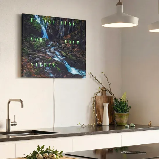 WordClock im hellen Wohnraum