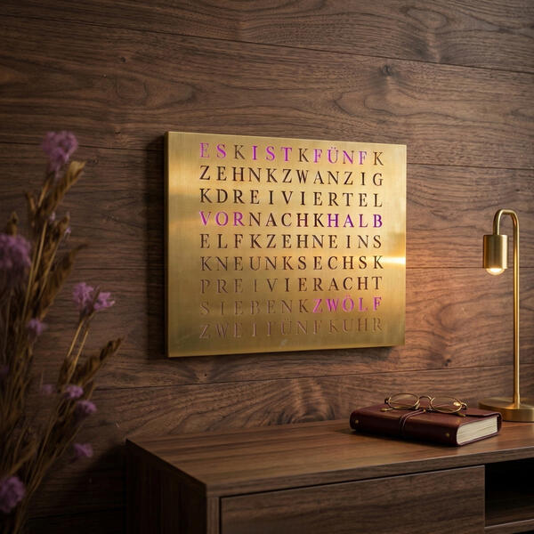 Jupiter WordClock auf einem Regal