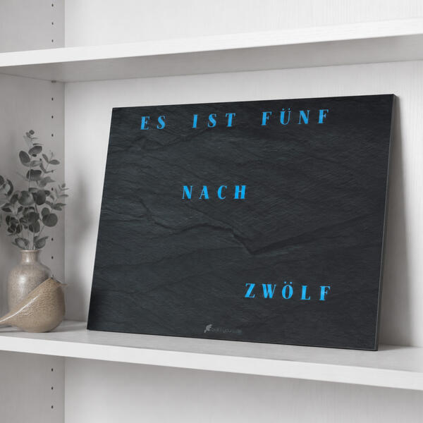 Jupiter WordClock auf einem Regal