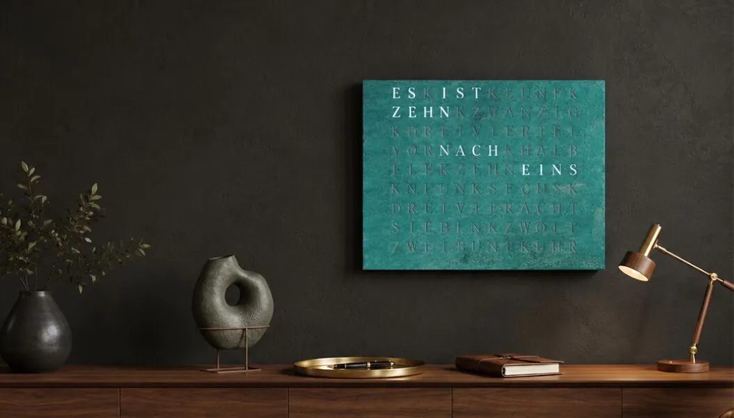 Grüne WordClock an dunkler Wand
