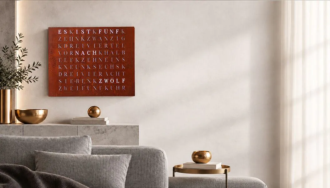 Rostrote WordClock über einem Betonsideboard