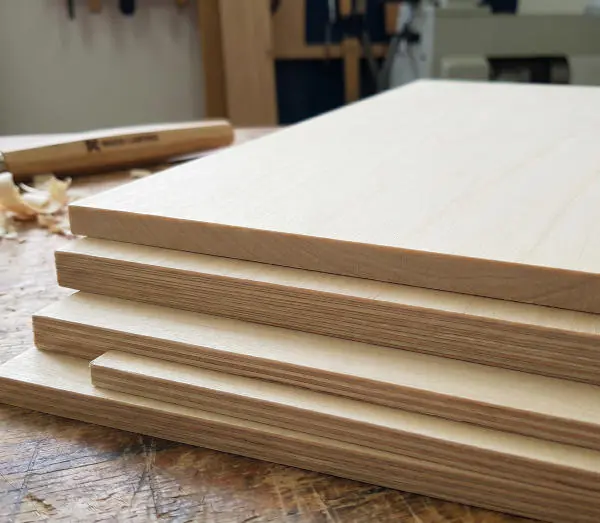 Hochwertige Lindenholz-Basis der WordClock
